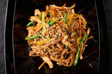 Kızarmış tavuk ve sebze fileto ile Udon.