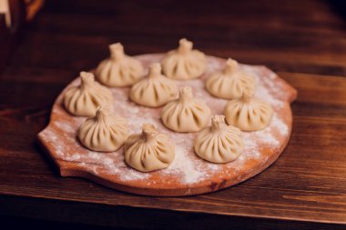 Ahşap tepside baharatlı Gürcü Khinkali. makro..