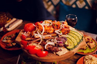 Izgara domuz pirzolası. Sebzeli ve soğanlı..