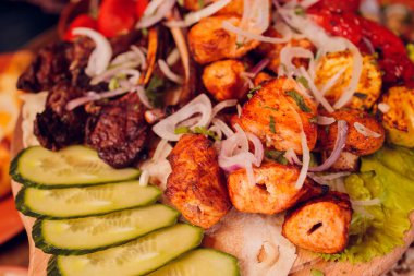 Izgara domuz pirzolası. Sebzeli ve soğanlı..