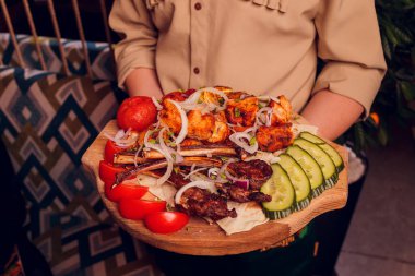 Izgara domuz pirzolası. Sebzeli ve soğanlı..