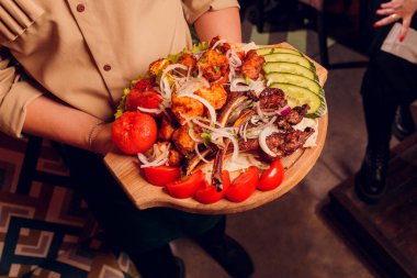 Izgara domuz pirzolası. Sebzeli ve soğanlı..