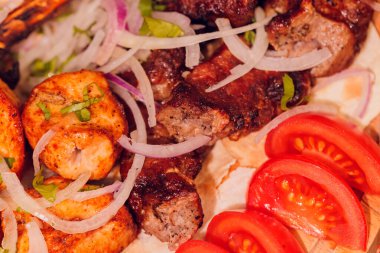 Izgara domuz pirzolası. Sebzeli ve soğanlı..