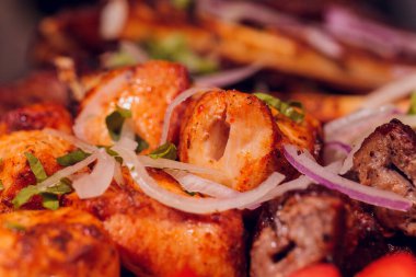 Izgara domuz pirzolası. Sebzeli ve soğanlı..