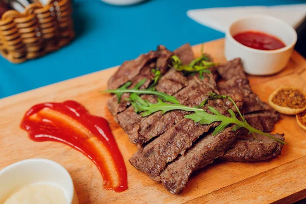 Steak grillé Striploin et sauce au poivre sur planche à découper sur fond bois foncé. — Photo