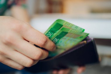 Rus rublesi bir iş adamının ellerinde..