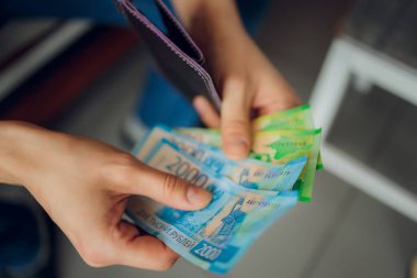 Rus rublesi bir iş adamının ellerinde..