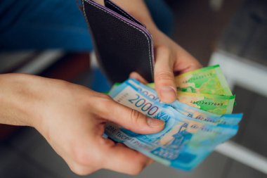 Rus rublesi bir iş adamının ellerinde..