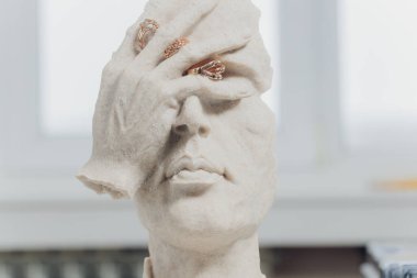 Yakından alyansları olan beyaz heykelcikler.