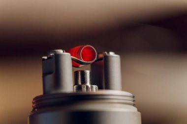 Buharlaşma için siyah zemin üzerinde kaplıca olan buharlaştırma aygıtı.