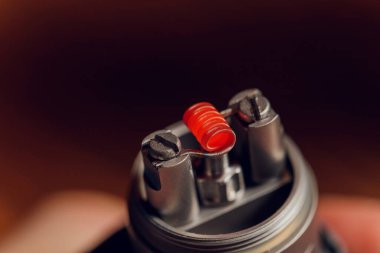 Buharlaşma için siyah zemin üzerinde kaplıca olan buharlaştırma aygıtı.