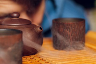 Çay bardağa dökülüyor. Yakın plan..