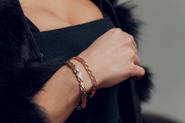 Bir kadın el modelinin bilekliğinin detaylarını kapat - güzel, ışıltılı moda bir bileziğin görüntüsü.