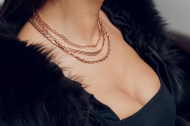 Glamour Shot 'daki Güzel Kolye' nin Detaylarını Kapat - Model 'in boynundaki güzel değerli bir parçanın resmi.