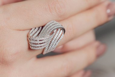 Gümüş mücevherli boho stil kadın ellerine yakın çekim.