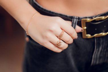 Gümüş mücevherli boho stil kadın ellerine yakın çekim.