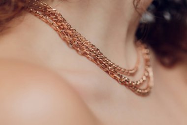 Glamour Shot 'daki Güzel Kolye' nin Detaylarını Kapat - Model 'in boynundaki güzel değerli bir parçanın resmi.