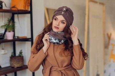 Heyecandan yana bakan mutlu, güzel bir kadın. Örgü, kalın şapka ve eldiven giyen bir kız..