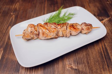 Ahşap arka planda tavuk kebabı, üst manzara..