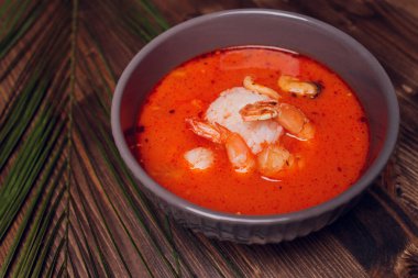 Tom Yum Goong Baharatlı Çorba Mermer masa üstü manzaralı, Tayland yerel yemekleri.
