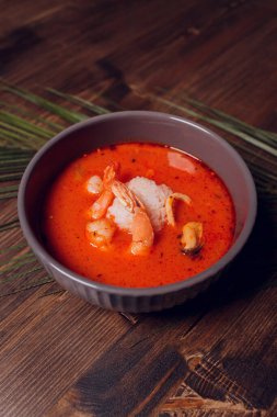 Tom Yum Goong Baharatlı Çorba Mermer masa üstü manzaralı, Tayland yerel yemekleri.