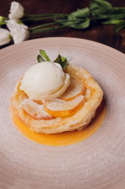 Dondurmalı elmalı çörek. Ahşap bir arka planda. Üst Manzara. Metin için boş alan.