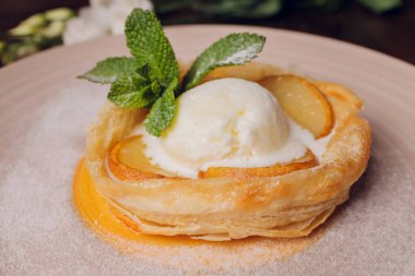Dondurmalı elmalı çörek. Ahşap bir arka planda. Üst Manzara. Metin için boş alan.
