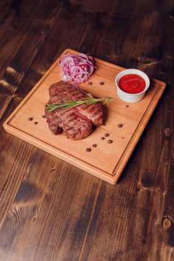 Biberiyeli biftek, ahşap bir masada..