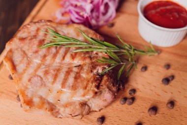 Biberiyeli biftek, ahşap bir masada..