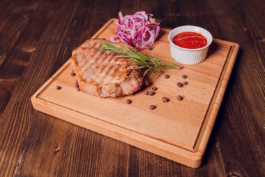 Biberiyeli biftek, ahşap bir masada..