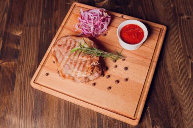 Biberiyeli biftek, ahşap bir masada..