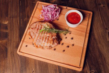 Biberiyeli biftek, ahşap bir masada..