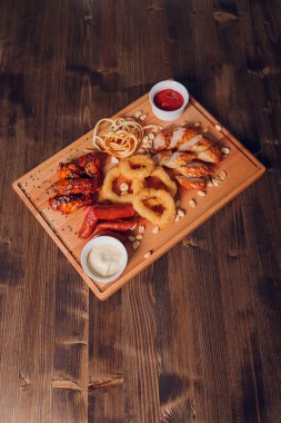 Bira için geniş aperatifler ve parşömen üzerinde farklı soslar..