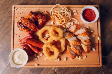 Bira için geniş aperatifler ve parşömen üzerinde farklı soslar..