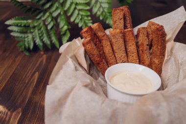 Pırasalı Rusks, eski ahşap masa sosu. Bira aperatifi ve ilk yemekler için harika bir ilave. Doğal çavdar ekmeği..