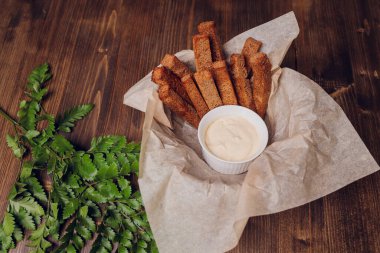 Pırasalı Rusks, eski ahşap masa sosu. Bira aperatifi ve ilk yemekler için harika bir ilave. Doğal çavdar ekmeği..
