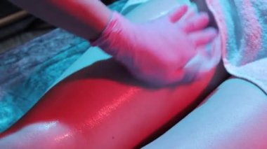 Spa 'daki genç kadın kıllarını aldırmak için bacaklarını cilalıyor..