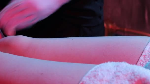 Jovem mulher no Spa recebendo pernas enceradas para depilação. — Vídeo de Stock