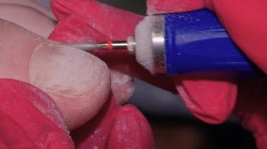 Terapi pedikürü. Usta podolojist donanım pedikürü yapıyor. Podiyatriyi ziyaret et. Kaplıcada ayak tedavisi. Podiatria Kliniği.