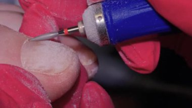 Terapi pedikürü. Usta podolojist donanım pedikürü yapıyor. Podiyatriyi ziyaret et. Kaplıcada ayak tedavisi. Podiatria Kliniği.