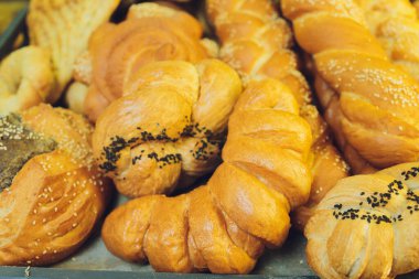 Ekmek ve rulo ekmeklerle kompozisyon.