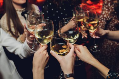 İçkili kadehler ve kadeh kaldırma, parti.