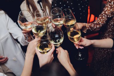 İçkili kadehler ve kadeh kaldırma, parti.