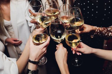 İçkili kadehler ve kadeh kaldırma, parti.