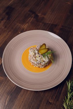 Geleneksel Rus salatası Olivier salatası olarak da bilinir..