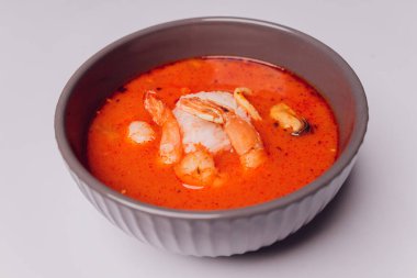 Tom Yam Kung Thai mutfağı beyaz arka planda izole edildi.
