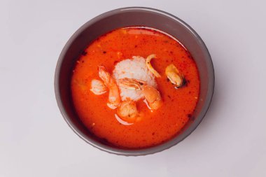 Tom Yam Kung Thai mutfağı beyaz arka planda izole edildi.