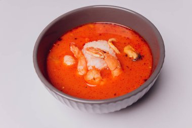 Tom Yam Kung Thai mutfağı beyaz arka planda izole edildi.