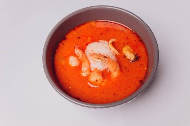 Tom Yam Kung Thai mutfağı beyaz arka planda izole edildi.