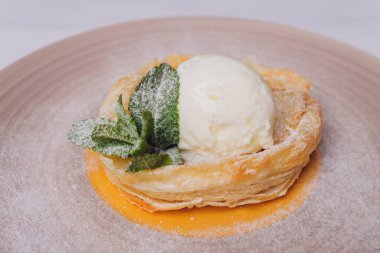 Beyaz arka planda dondurmalı tatlı pasta..